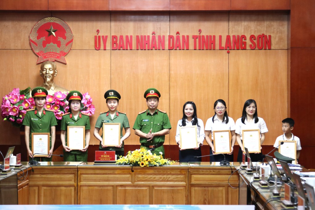 Ban tổ chức trao giải cho các tập thể, cá nhân đạt giải tại cuộc thi “Tìm hiểu pháp luật về căn cước, định danh và xác thực điện tử của Việt Nam” trên địa bàn tỉnh Lạng Sơn