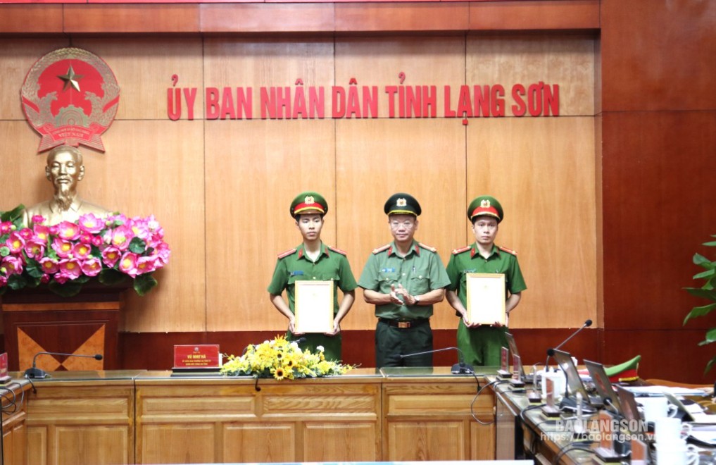 Lãnh đạo Công an tỉnh trao giải nhất, nhì cho cá nhân đạt giải tại cuộc thi “Tìm hiểu pháp luật về căn cước, định danh và xác thực điện tử của Việt Nam” trên địa bàn tỉnh Lạng Sơn