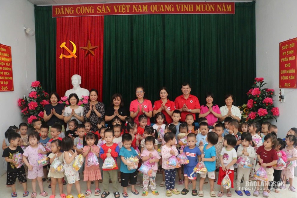 Lãnh đạo Hội Chữ thập đỏ tỉnh trao quà cho các học sinh Trường Mầm non 17/10, phường Hoàng Văn Thụ