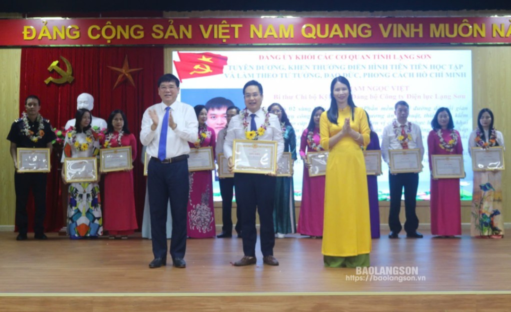 Đảng uỷ Khối các cơ quan tỉnh biểu dương, khen thưởng các tập thể, cá nhân có thành tích trong học tập và làm theo tư tưởng, đạo đức,  phong cách Hồ Chí Minh (tháng 5/2024)