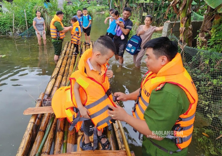 Công an xã Long Đống, huyện Bắc Sơn đưa các cháu học sinh ở thôn An Ninh  ra khỏi vùng ngập lụt để đến trường ngày 12/9/2024