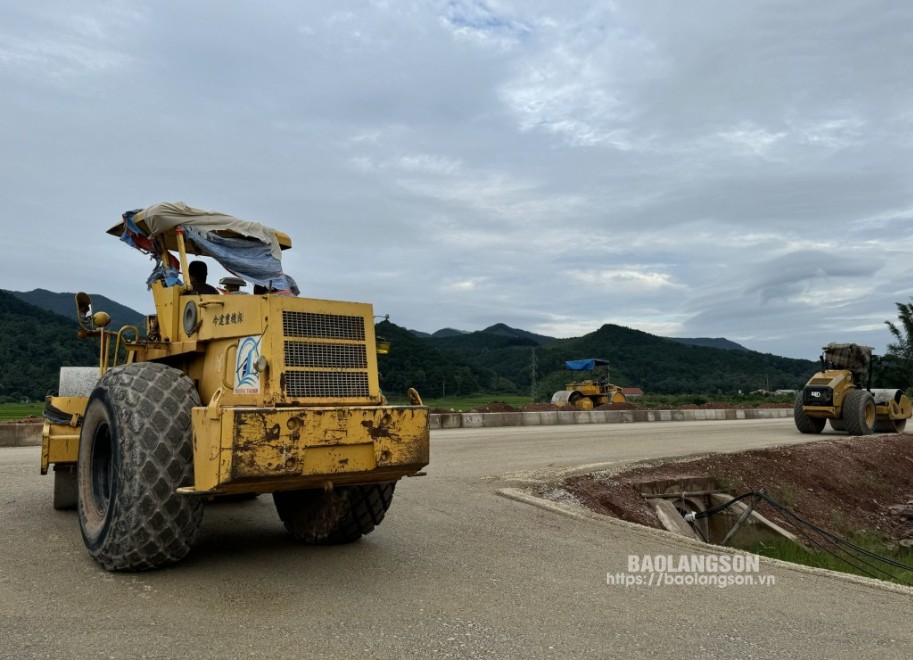 Nhà thầu tập trung nhân lực, máy móc thi công hạng mục cấp phối đá dăm  dự án Cải tạo, nâng cấp quốc lộ 4B, đoạn Km3+700 - Km18 từ ngày 12/9 