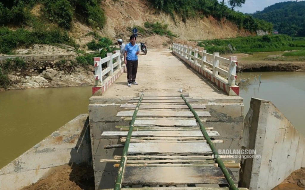  Cầu Nà Lốc, xã Đồng Giáp, huyện  Văn Quan bị cuốn trôi đường dẫn 