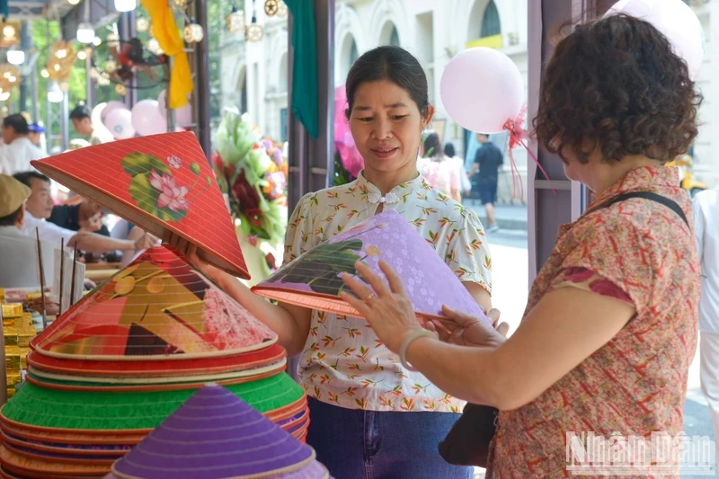 Người dân tham quan không gian của làng nghề nón làng Chuông (huyện Thanh Oai, Hà Nội) tại Festival Thu Hà Nội năm 2024. Ảnh: Thế Đại