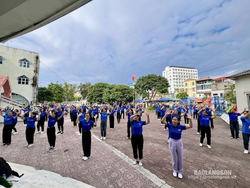 Trại sinh thực hành tiết mục đồng diễn sân trường