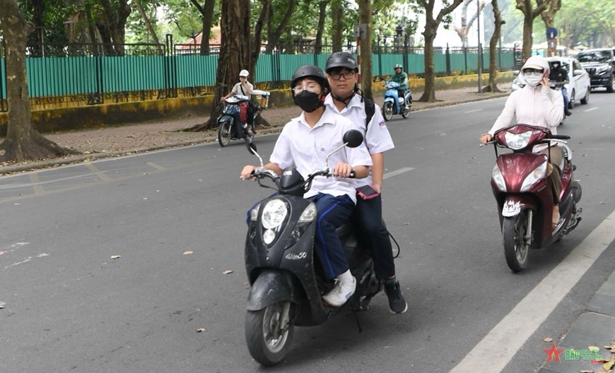 Đã có những chuyển biến tích cực trong việc chấp hành đội mũ bảo hiểm của các em học sinh khi tham gia giao thông.