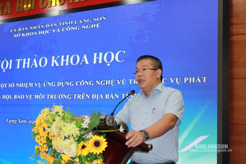 Đại diện Viện Tài nguyên và Môi trường, Đại học Quốc gia Hà Nội tham luận tại hội thảo