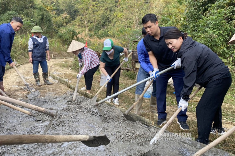 Cán bộ, người dân chung sức làm đường giao thông nông thôn tại xã Tân Lập, huyện Bắc Sơn