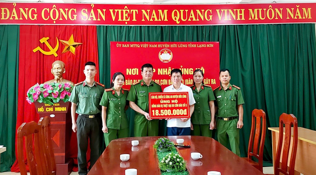 Lãnh đạo UB MTTQ Việt Nam huyện Hữu Lũng tiếp nhận ủng hộ từ cán bộ, chiến sĩ Công an huyện