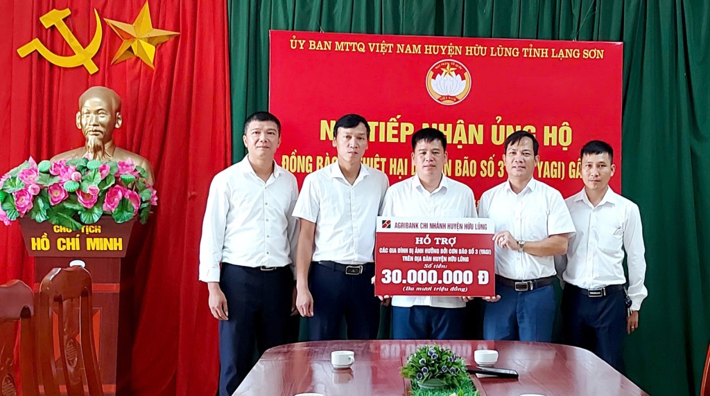 Lãnh đạo UB MTTQ Việt Nam huyện Hữu Lũng tiếp nhận ủng hộ từ Agribank Hữu Lũng