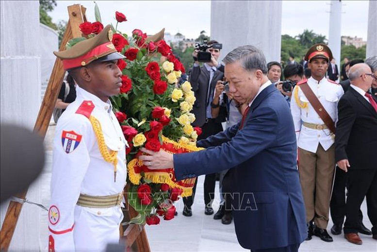 Tổng Bí thư, Chủ tịch nước Tô Lâm đặt hoa tưởng niệm Anh hùng dân tộc Cuba Jose Marti