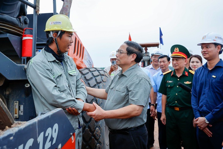 Thủ tướng Phạm Minh Chính kiểm tra tiến độ thi công dự án cao tốc Biên Hoà-Vũng Tàu; trò chuyện, động viên và tặng quà công nhân trên công trường - Ảnh: VGP/Nhật Bắc