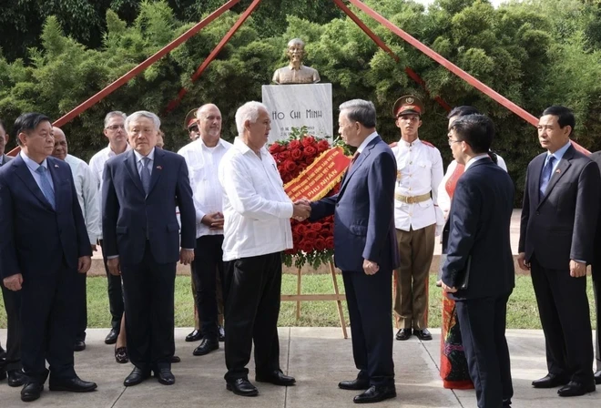 Tổng Bí thư, Chủ tịch nước Tô Lâm và Uỷ viên Trung ương Đảng, Trưởng Ban Đối ngoại Trung ương Đảng Cộng sản Cuba Emilio Lozada García với các đại biểu tại Tượng đài Chủ tịch Hồ Chí Minh ở Thủ đô La Habana. (Ảnh: Lâm Khánh/TTXVN)