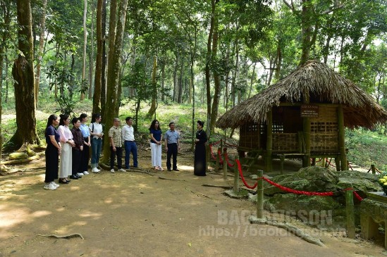 Đoàn công tác của Báo Lạng Sơn và Báo Tuyên Quang thăm lán Nà Nưa