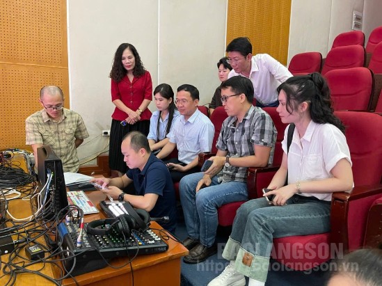 Đoàn công tác của Báo Lạng Sơn học tập, quan sát thực tế quá trình làm chương trình truyền hình trực tuyến của Báo Tuyên Quang tại Trung tâm Thông tin - Hội nghị tỉnh Tuyên Quang