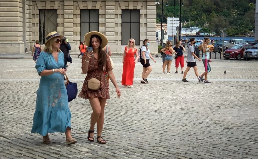 Du khách Nga tham quan Thủ đô La Habana của Cuba. (Ảnh: AFP/TTXVN)