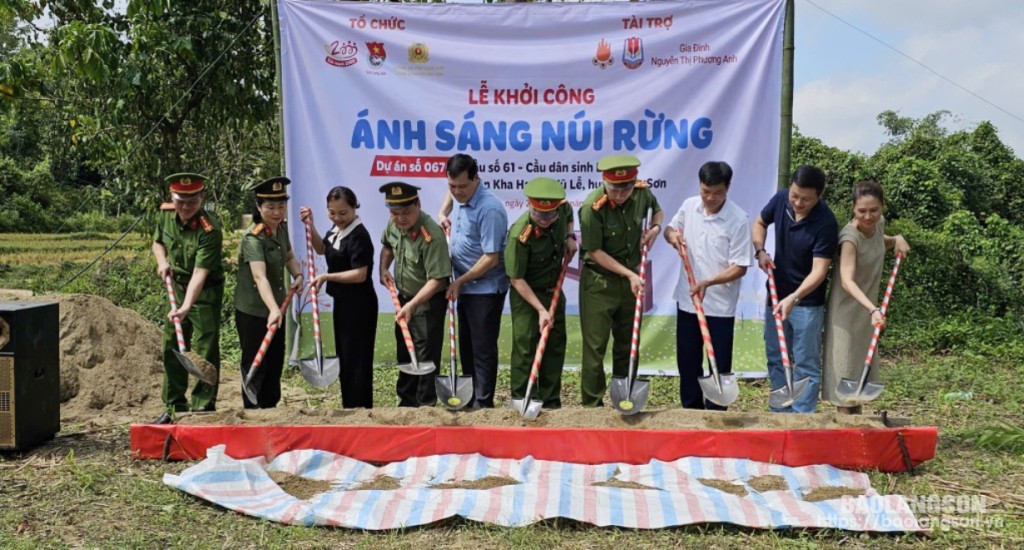 Các đại biểu thực hiện nghi thức khởi công xây dựng cầu dân sinh Lân Áp tại thôn Kha Hạ, xã Vũ Lễ, huyện Bắc Sơn