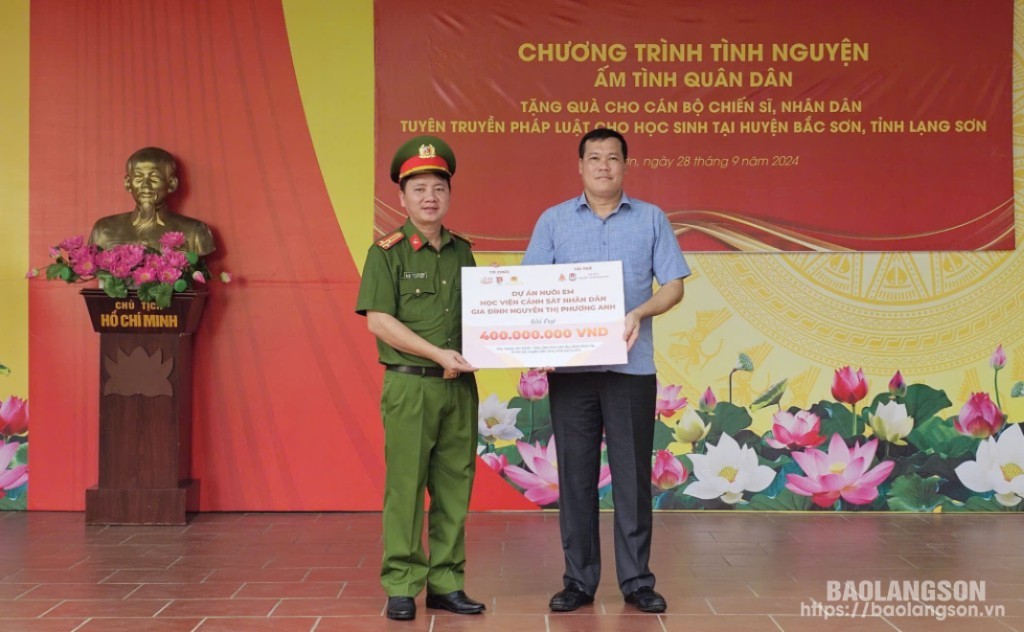 Lãnh đạo Phòng Chính trị, Học viện Cảnh sát Nhân dân trao biển tài trợ kinh phí xây dựng cầu dân sinh Lân Áp, thôn Kha Hạ, xã Vũ Lễ, huyện Bắc Sơn