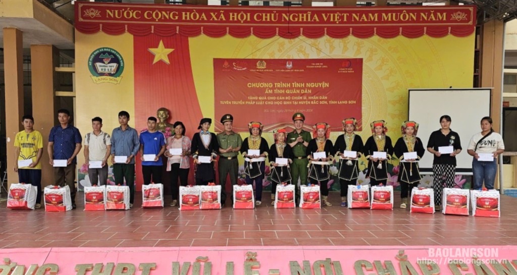 Các đại biểu trao quà cho người dân trong chương trình