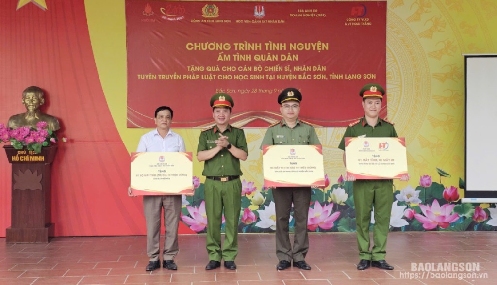 Lãnh đạo Phòng Chính trị, Học viện Cảnh sát Nhân dân trao biển tặng máy tính, máy in cho các đơn vị