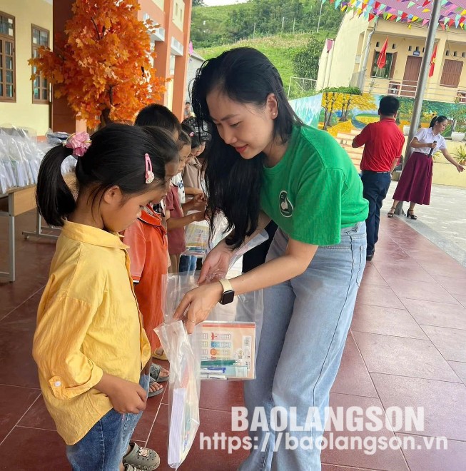 Đại diện nhóm thiện nguyện E2K, thành phố Hà Nội trao quà cho học sinh Trường Tiểu học 1 xã Hữu Kiên, huyện Chi Lăng