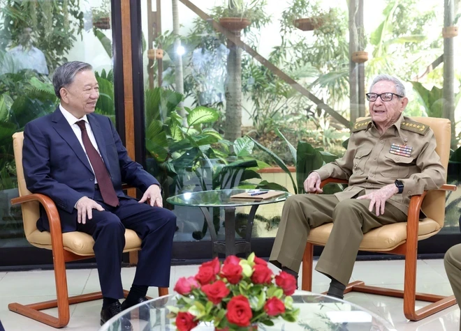 Tổng Bí thư, Chủ tịch nước Tô Lâm gặp Lãnh tụ Cách mạng Cuba, Đại tướng Raúl Castro Ruz. (Ảnh: Lâm Khánh/TTXVN)