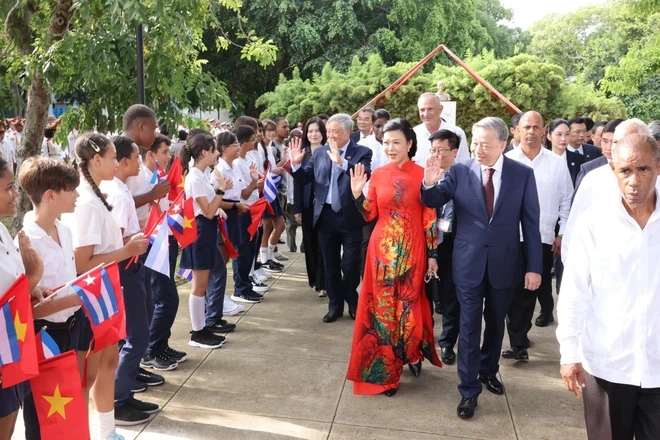 Tổng Bí thư, Chủ tịch nước Tô Lâm và phu nhân với nhân dân Thủ đô La Habana. (Ảnh: Lâm Khánh/TTXVN)