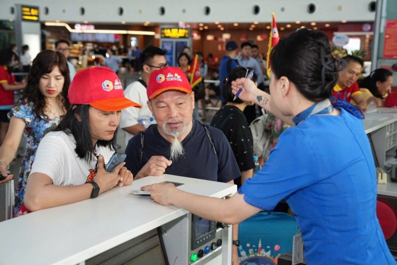 Hành khách làm thủ tục tại sân bay Nội Bài.