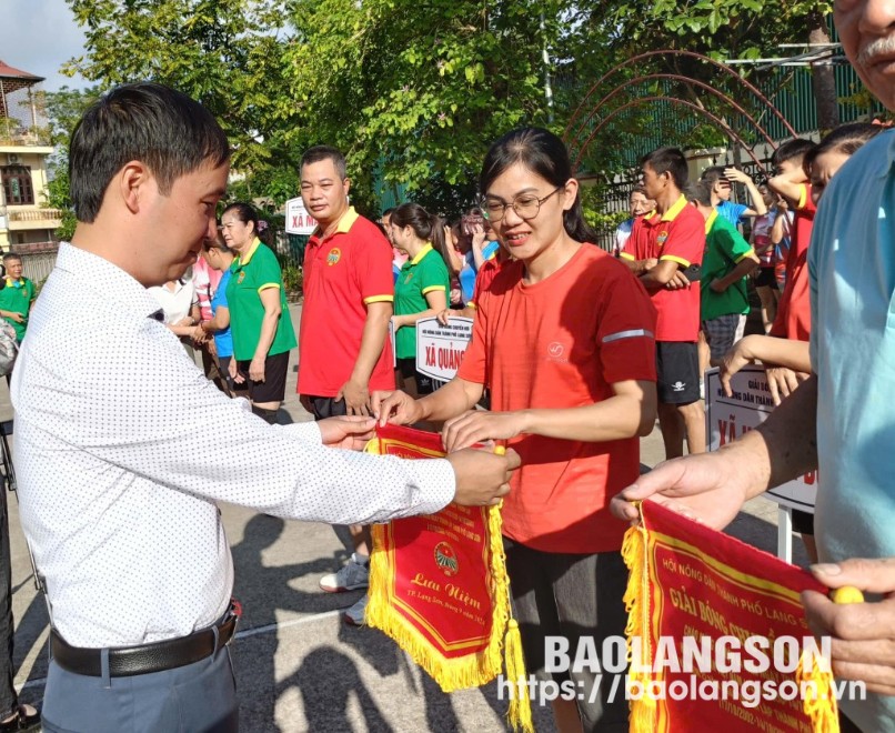 Lãnh đạo Hội Nông dân thành phố trao cờ lưu niệm cho các đội thi