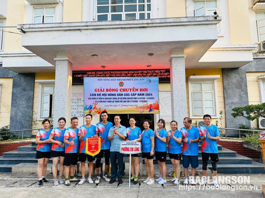 Lãnh đạo Hội Nông dân thành phố trao giải nhất cho đội thi Hội Nông dân phường Chi Lăng