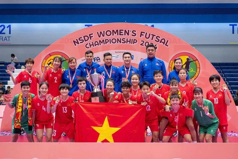 Đội tuyển futsal nữ Việt Nam cùng cúp vô địch giải giao hữu NSDF Women’s Futsal Championship 2024. (Ảnh: VFF)