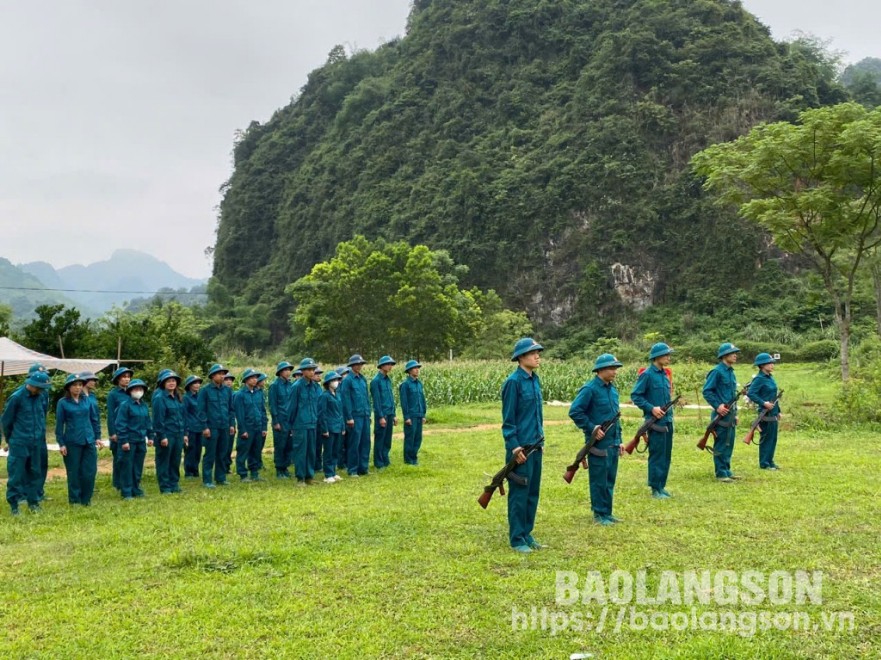 Lực lượng dân quân xã Nhất Hòa luyện tập tư thế vận động mang súng