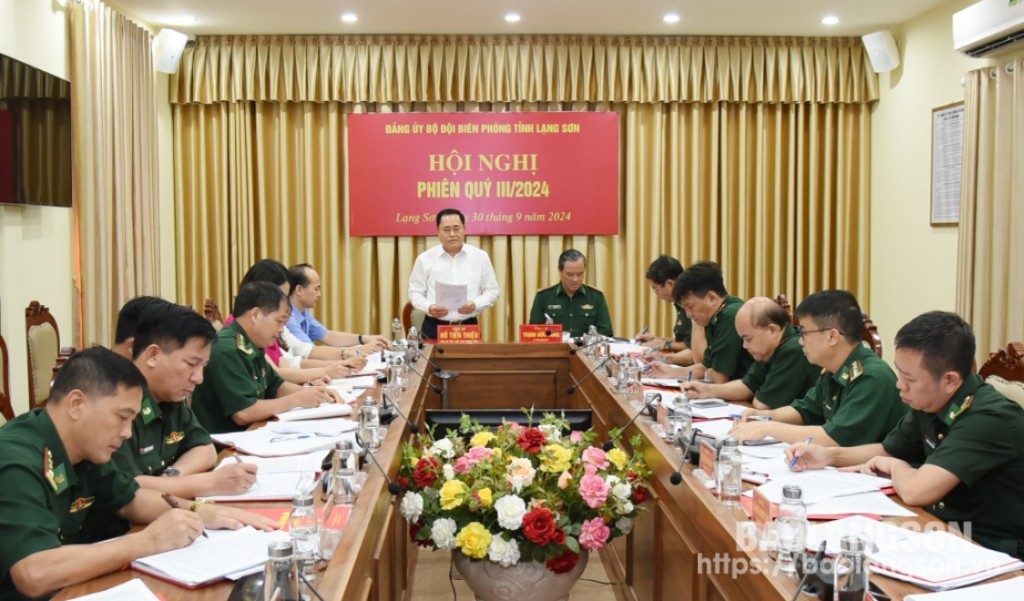 Đồng chí Hồ Tiến Thiệu, Phó Bí thư Tỉnh ủy, Chủ tịch UBND tỉnh phát biểu tại hội nghị