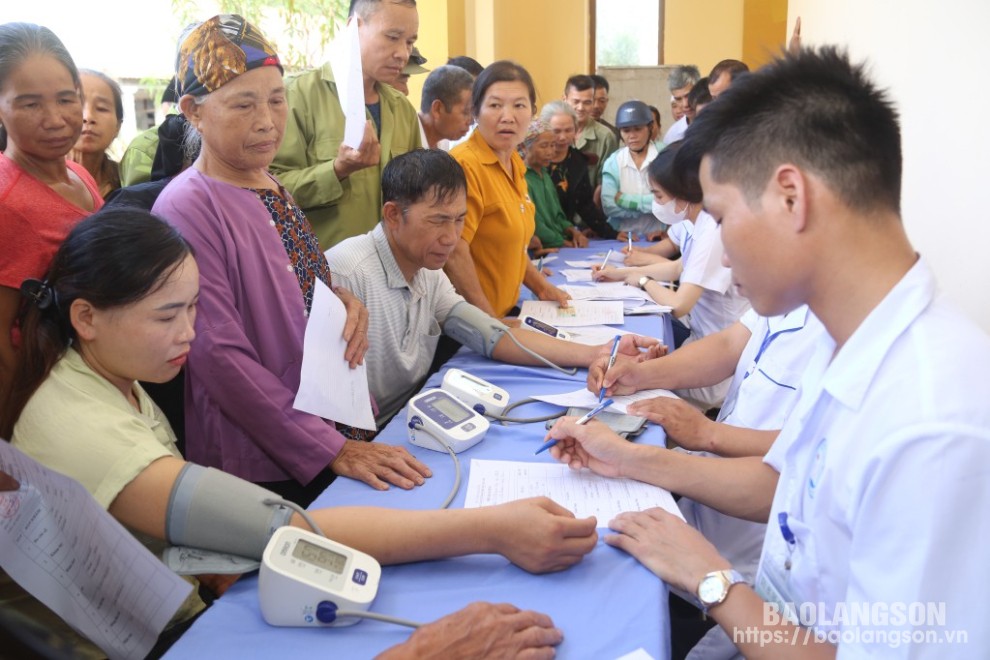 Công an tỉnh Lạng Sơn phối hợp với Trung tâm Y tế thành phố Thái Nguyên, tỉnh Thái Nguyên khám bệnh, cấp phát thuốc miễn phí cho người dân xã Hữu Lễ, huyện Văn Quan ngày 19/9/2024