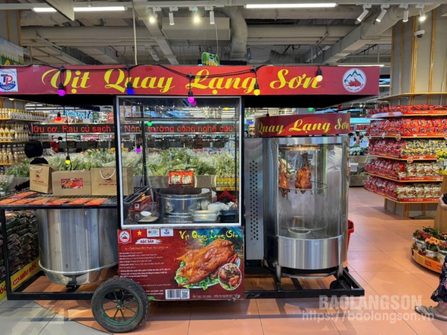 Sản phẩm vịt quay Lạng Sơn được bày bán tại siêu thị Winmart, số 72 đường Trần Đăng Ninh, phường Dịch Vọng, quận Cầu Giấy, Hà Nội.