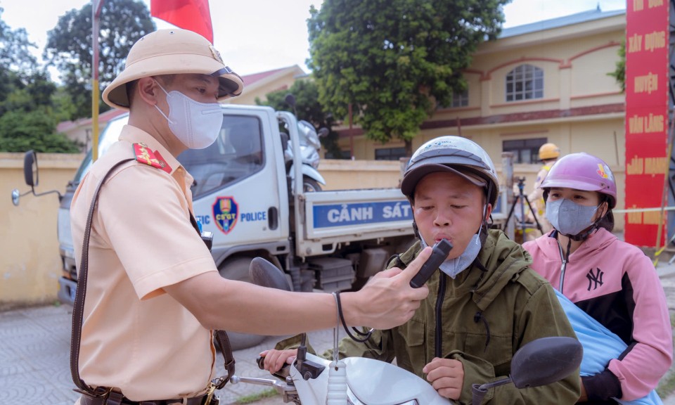 Văn Lãng: Xử lý 7 trường hợp vi phạm nồng độ cồn trong ngày đầu ra quân