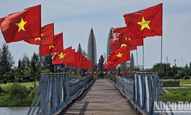 [Ảnh] Cờ đỏ sao vàng tung bay trên khắp các nẻo đường đất nước