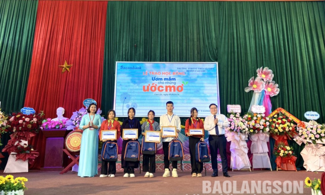 Sacombank Lạng Sơn tặng 30 suất học bổng “Ươm mầm cho những ước mơ”