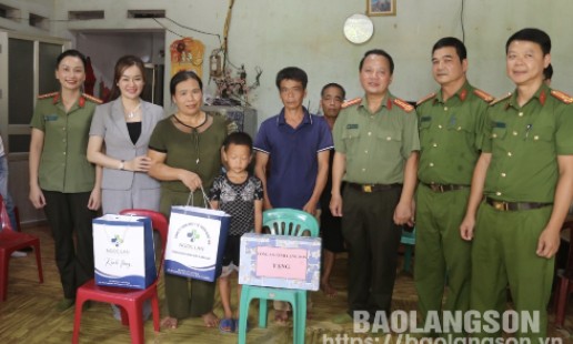 Công an tỉnh thăm hỏi, tặng quà con đỡ đầu trong Chương trình “Ngày mai tươi sáng” tại huyện Văn Quan