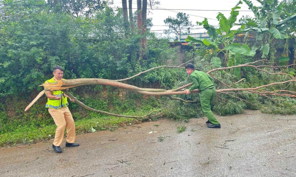 Công an Lạng Sơn tích cực hỗ trợ nhân dân ứng phó với bão Yagi