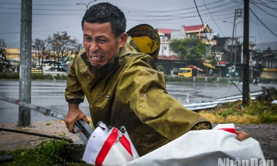 [Ảnh] Thành phố Cẩm Phả thiệt nại nặng trong bão số 3