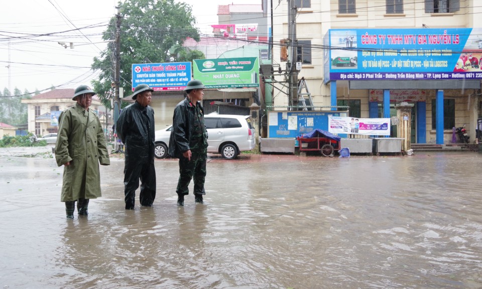 Bộ Chỉ huy Quân sự tỉnh kiểm tra một số khu vực ngập úng trên địa bàn thành phố Lạng Sơn