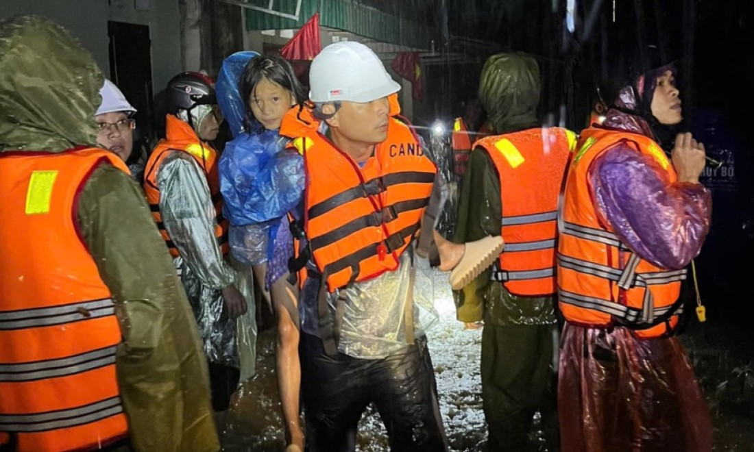 Chi Lăng: Lực lượng chức năng giải cứu nhiều người dân ra khỏi khu vực ngập lụt