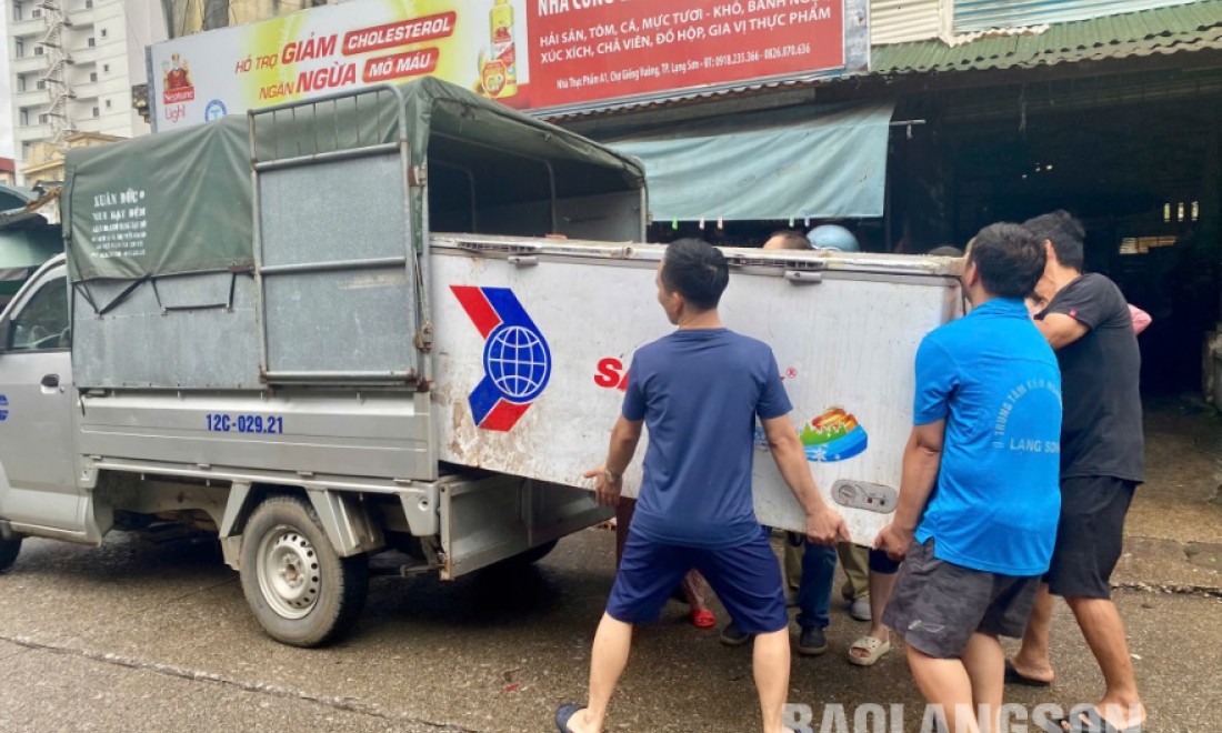 1.200 tiểu thương tại chợ Giếng Vuông di chuyển hàng hóa tránh ngập lụt