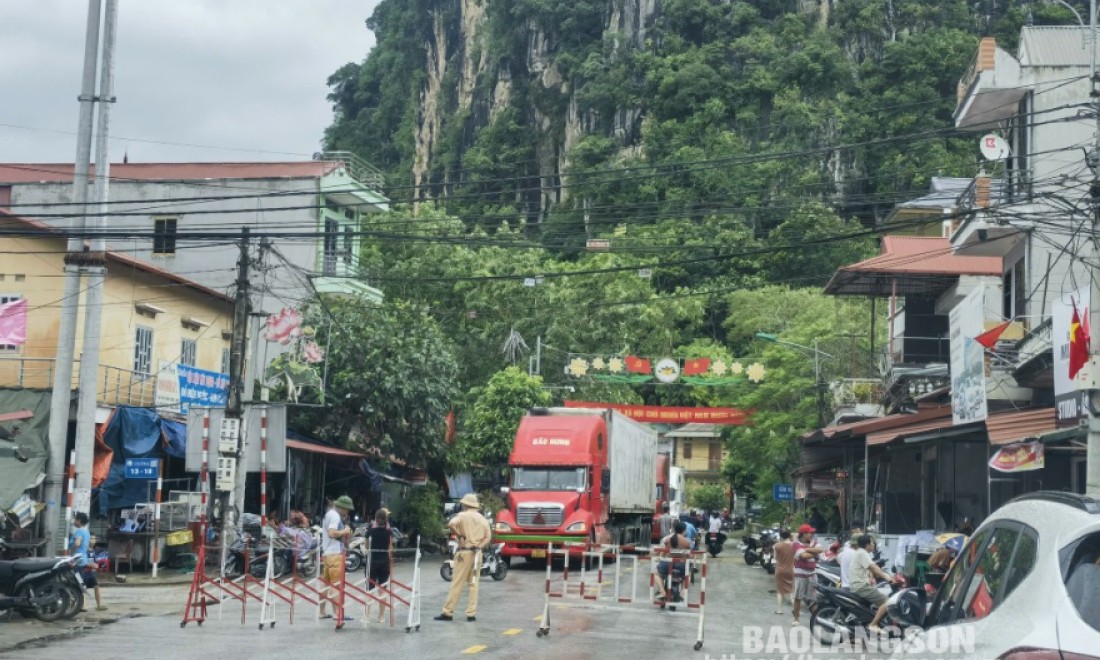 Văn Lãng: Các phương tiện không thể di chuyển qua địa bàn thị trấn Na Sầm do ngập lụt