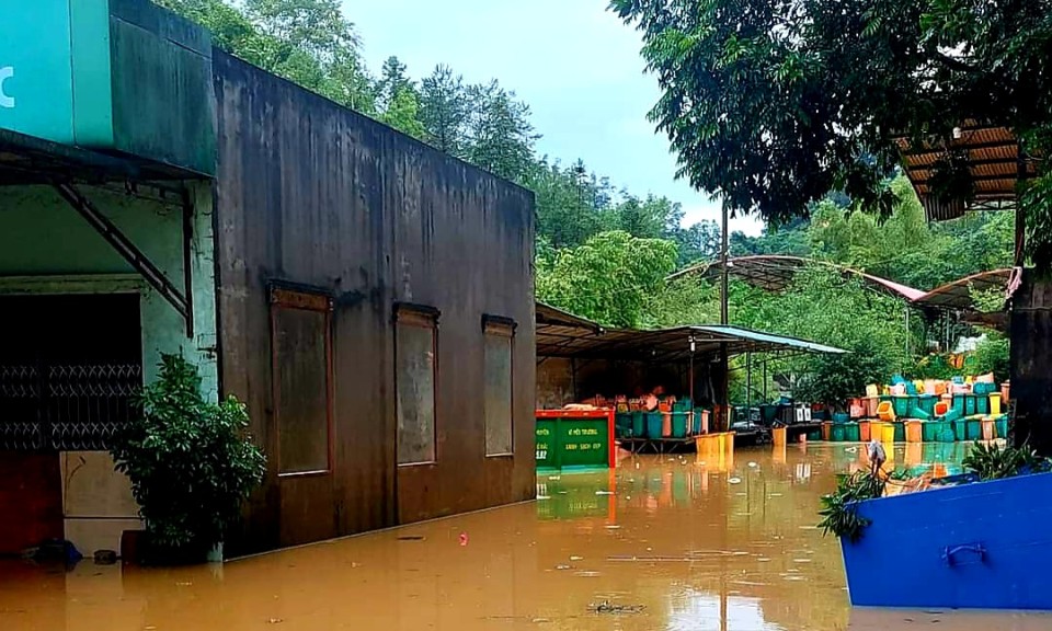 Công ty TNHH Huy Hoàng tạm ngừng thu gom rác trên địa bàn thành phố Lạng Sơn cho đến khi nước rút