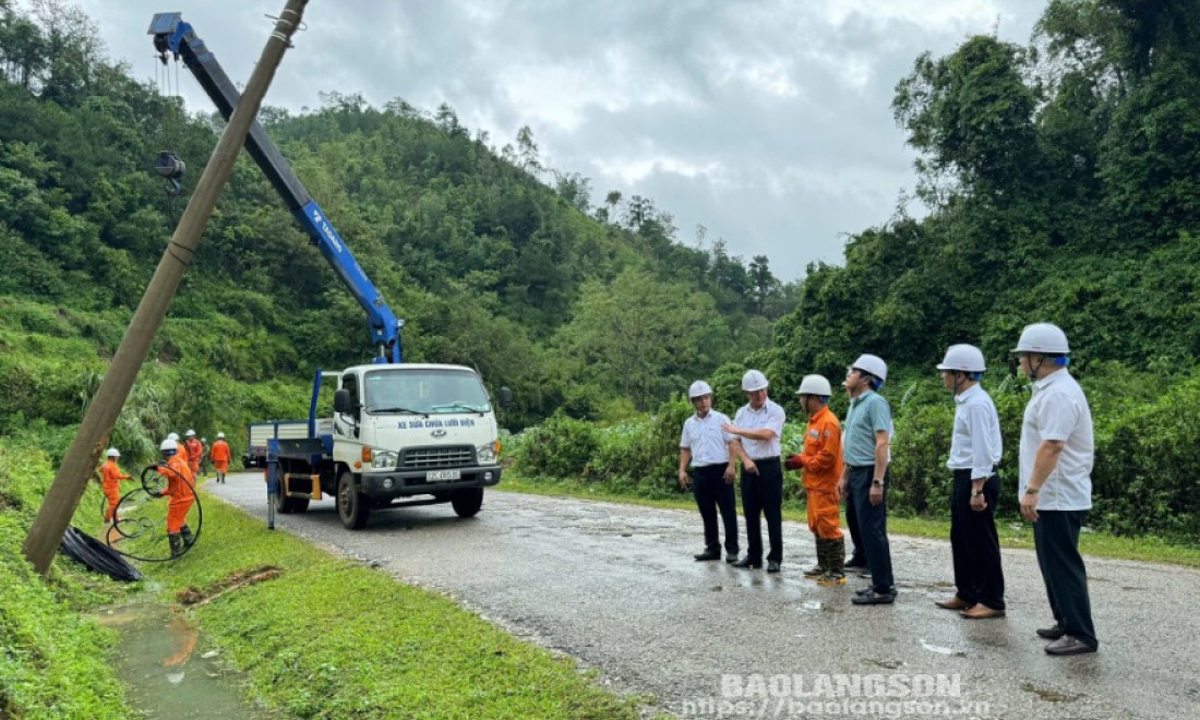 Kiểm tra công tác ứng trực, khắc phục các sự cố về điện sau bão số 3 tại tỉnh Lạng Sơn