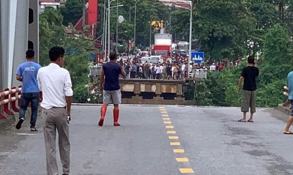 Sập cầu Phong Châu tỉnh Phú Thọ