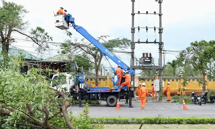 Khôi phục cấp điện cho gần 74% tổng số khách hàng bị ảnh hưởng bởi bão số 3