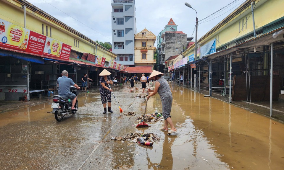 Thành phố Lạng Sơn: Người dân, tiểu thương dọn dẹp vệ sinh môi trường sau bão số 3